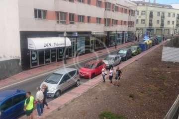 Incendio de arbustos en un solar vallado de Los Llanos (Foto TA)